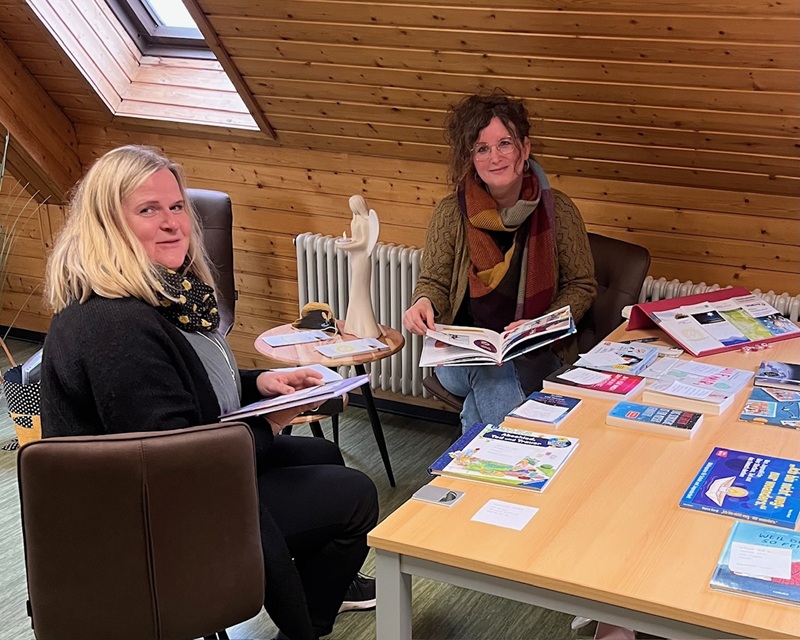 Übergabe der Bücher in den Räumen der Hospizgruppe